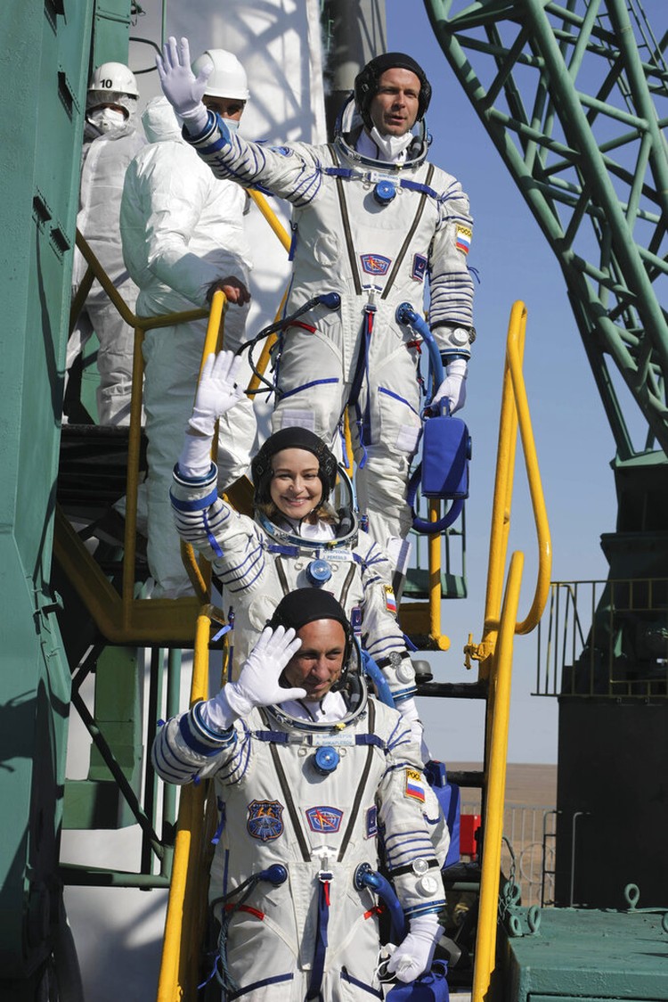 Siap Cetak Sejarah, Aktris-Sutradara Rusia Syuting Film di Luar Angkasa Rusia kembali menorehkan sejarah dengan kirimkan seorang aktris dan sutradara ke luar angkasa. Mereka diketahui akan membuat film pertama di orbit luar angkasa.