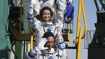 Diketahui, kegiatan ini dilakukan Rusia sebagai salah satu upaya mengalahkan Amerika Serikat (AS) untuk membuat film pertama di orbit luar angkasa. Roscosmos Space Agency via AP.