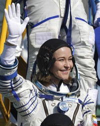 Rusia kembali menorehkan sejarah dengan kirimkan seorang aktris dan sutradara ke luar angkasa. Mereka diketahui akan membuat film pertama di orbit luar angkasa.