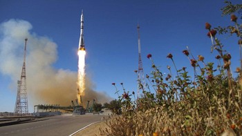 Plot film tersebut, yang sebagian besar dirahasiakan bersama total bujetnya, diungkapkan badan antaraiksa Rusia, Roscosmos, akan berpusat pada seorang wanita yang berprofesi sebagai dokter bedah yang ditugaskan ke ISS untuk menyelamatkan seorang astronaut. Roscosmos Space Agency via AP.  