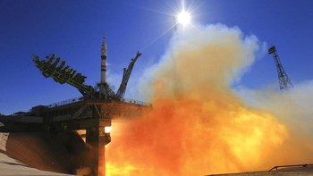 Sementara itu, Shipenko dan Peresild dijadwalkan akan kembali ke Bumi pada 17 Oktober mendatang, dalam sebuah kapsul bersama kosmonaut Oleg Novitsky yang sudah enam bulan bertugas di ISS. Roscosmos Space Agency via AP.