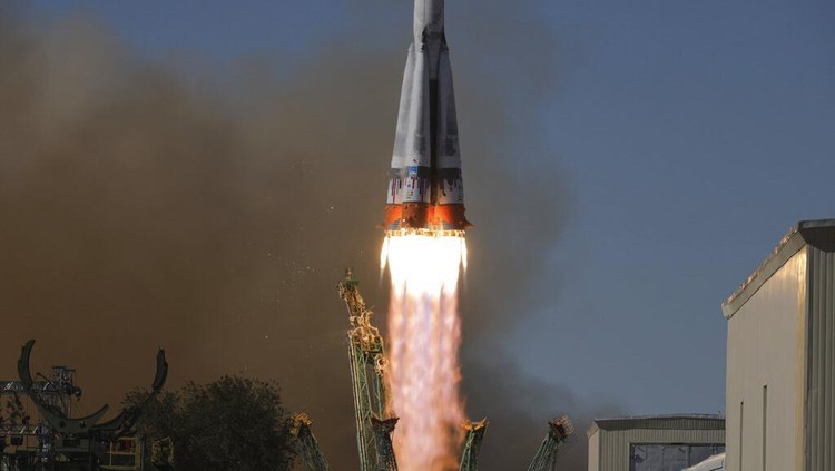 Siap Cetak Sejarah, Aktris-Sutradara Rusia Syuting Film di Luar Angkasa Rusia kembali menorehkan sejarah dengan kirimkan seorang aktris dan sutradara ke luar angkasa. Mereka diketahui akan membuat film pertama di orbit luar angkasa.
