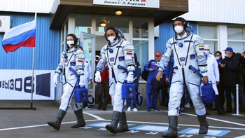 Tak ketinggalan, Rusia juga turut menerbangkan seorang aktris dan sutradara ke luar angkasa di tahun ini. Mereka diketahui akan membuat film pertama di orbit luar angkasa. Roscosmos Space Agency via AP.