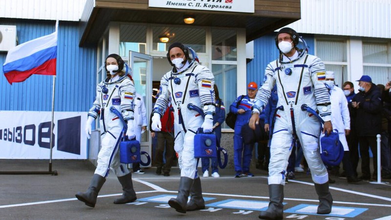 Rusia kembali menorehkan sejarah dengan kirimkan seorang aktris dan sutradara ke luar angkasa. Mereka diketahui akan membuat film pertama di orbit luar angkasa.
