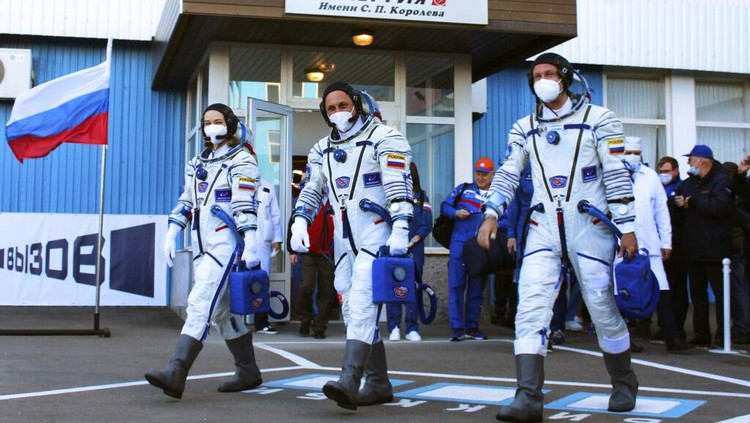 Siap Cetak Sejarah, Aktris-Sutradara Rusia Syuting Film di Luar Angkasa Rusia kembali menorehkan sejarah dengan kirimkan seorang aktris dan sutradara ke luar angkasa. Mereka diketahui akan membuat film pertama di orbit luar angkasa.