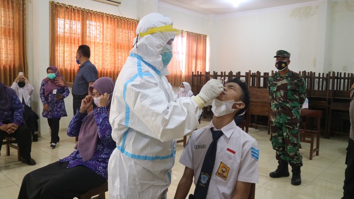Siswa SMP Dites Swab Antigen Secara Acak
