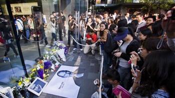 Meski hati kami masih berduka, kami merencanakan sebuah perayaan kehidupannya sehingga karyawan Apple mengingat hal-hal luar biasa yang telah Steve capai dalam hidupnya dan berbagai caranya membuat dunia kita jadi lebih baik, kata CEO Apple, Tim Cook, ketika itu. Foto: Getty Images