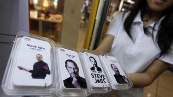 Casing bergambarkan Steve Jobs untuk memperingati kematiannya. Foto: Getty Images