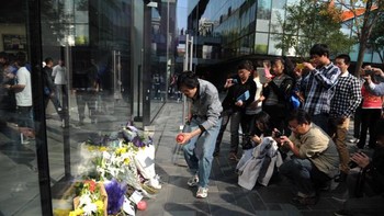 Sehari setelah Apple merilis iPhone 4S, Steve Jobs meninggal dunia pada 5 Oktober 2011. Kabar ini langsung datang dari Apple. Para fans di seluruh dunia pun terguncang dan ramai-ramaii menaruh karangan bunga di depan Apple Store. Foto: Getty Images