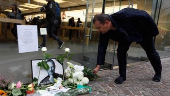 Bunga yang ditaruh di depan Apple Store wilayah Frankfurt, Jerman. Foto: Getty Images