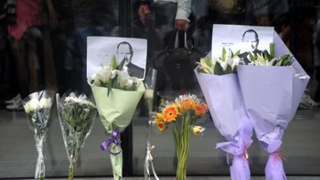 Karangan bunga di depan Apple Store Shanghai. Steve Jobs meninggal dunia pada usia 56 tahun. Foto: Getty Images