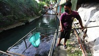 Bagong sedang mengecek ikan nila yang dibudidayakan di sungai di Desa Pusur, Kelurahan Karanglo, Kecamatan Polanharjo, Klaten, Jawa Tengah.