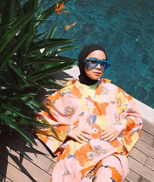 Melalui acara Virtual Press Conference Wardah Colorfit Fresh Matte Lip Ink and Cream Blush pada 4 Oktober 2021 via Zoom, Tantri mengungkapkan rahasia di balik pembuatan kontennya. Rupanya Tantri tak pernah mendadak dalam membuat sebuah konten. Ibu satu anak itu mengungkapkan bahwa dirinya membutuhkan waktu sekitar 3 hari untuk mempersiapkannya. Foto: dok. Instagram/@tantrinamirah