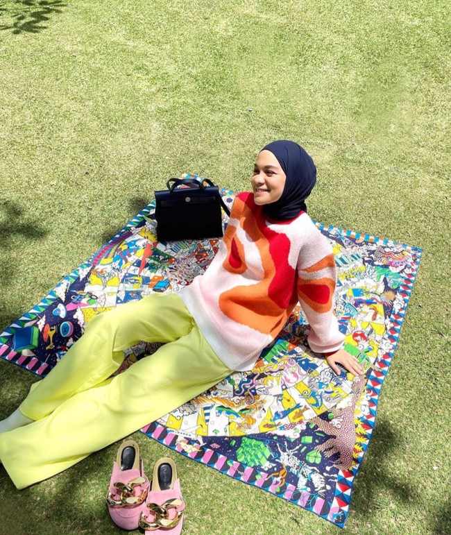 Sebelum membuat sebuah konten, Tantri dan timnya pasti akan bertukar pikiran terlebih dahulu untuk menentukan tema hingga background yang sesuai. Prepare tiga hari sebelum buat konten, saya nggak suka yang dadakan karena hasilnya tidak baik, terang Tantri. Foto: dok. Instagram/@tantrinamirah