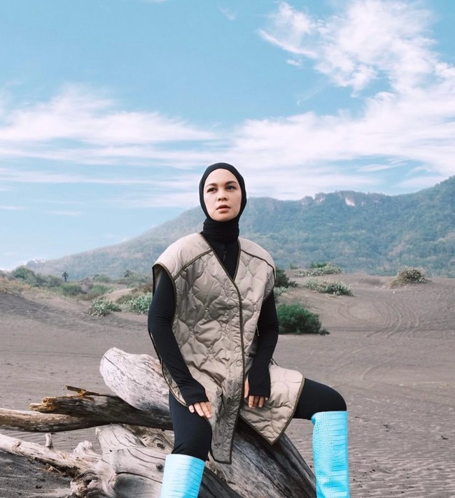 Setiap konten yang dibuat oleh istri dari Haykal Kamil itu juga berkesinambungan. Biasanya dalam sehari dirinya tidak hanya membuat konten foto, melainkan juga video dan Reels Instagram. Selain itu konten-konten yang dibuatnya pun bisa untuk beberapa media sekaligus dalam satu hari. Foto: dok. Instagram/@tantrinamirah