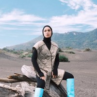 Setiap konten yang dibuat oleh istri dari Haykal Kamil itu juga berkesinambungan. Biasanya dalam sehari dirinya tidak hanya membuat konten foto, melainkan juga video dan Reels Instagram. Selain itu konten-konten yang dibuatnya pun bisa untuk beberapa media sekaligus dalam satu hari. Foto: dok. Instagram/@tantrinamirah