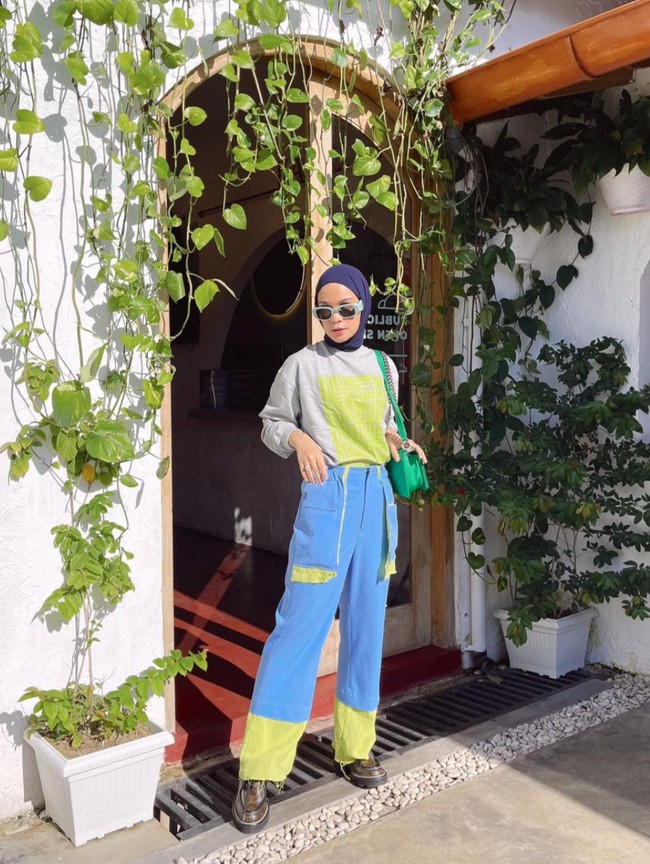 Jika melihat dari foto-foto yang sering diunggah oleh Tantri, tampak jelas bahwa dirinya senang mengenakan memadu padankan pakaian-pakaian berwarna cerah. Seperti dalam fotonya yang satu ini. Foto: dok. Instagram/@tantrinamirah