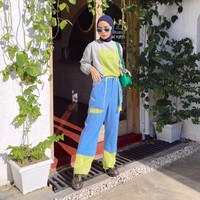 Jika melihat dari foto-foto yang sering diunggah oleh Tantri, tampak jelas bahwa dirinya senang mengenakan memadu padankan pakaian-pakaian berwarna cerah. Seperti dalam fotonya yang satu ini. Foto: dok. Instagram/@tantrinamirah