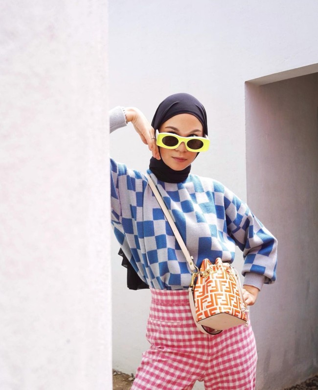 Cara lain yang juga dilakukan oleh Tantri Namirah untuk membuat harinya menjadi lebih semangat di tengah pandemi saat ini adalah dengan bangun pagi dan berolahraga. Olahraga pagi-pagi bikin adrenalin naik, dari yang ngantuk jadi lebih segar. Trus mandi pakai. Baju dan makeup jadi semangat untuk beraktivitas,”  kata Tantri. Foto: dok. Instagram/@tantrinamirah