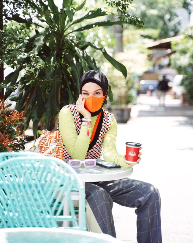 Sedangkan untuk makeup, Tantri sendiri mengaku tidak membutuhkan waktu lama, cukup 5 menit saja. Produk makeup yang paling utama untuknya ialah lipstik dan blush on. Foto: dok. Instagram/@tantrinamirah