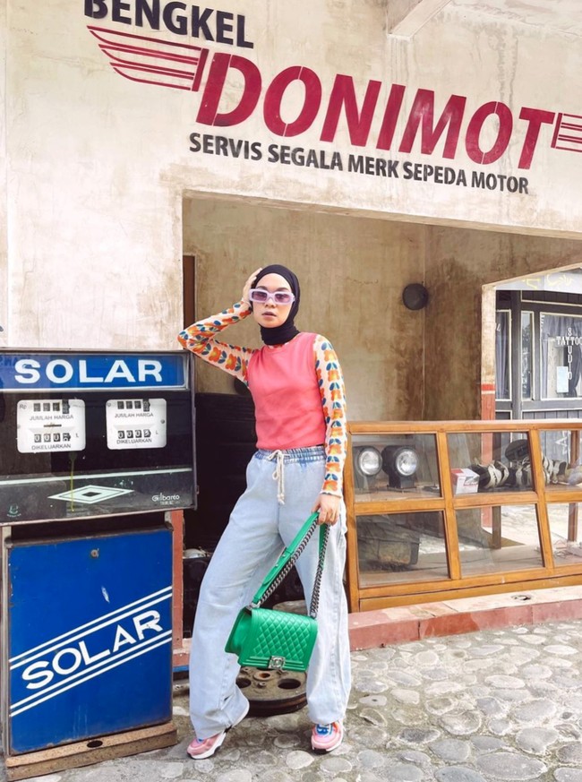 Melalui akun media sosialnya, Tantri Namirah kerap membagikan foto-foto dirinya dengan gaya fashion yang stylish. Tantri selalu dapat memadu padankan barang-barang yang dikenakannya hingga tampak indah dipandang. Rupanya ada rahasia di balik konten-kontennya tersebut. Foto: dok. Instagram/@tantrinamirah