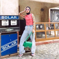 Melalui akun media sosialnya, Tantri Namirah kerap membagikan foto-foto dirinya dengan gaya fashion yang stylish. Tantri selalu dapat memadu padankan barang-barang yang dikenakannya hingga tampak indah dipandang. Rupanya ada rahasia di balik konten-kontennya tersebut. Foto: dok. Instagram/@tantrinamirah