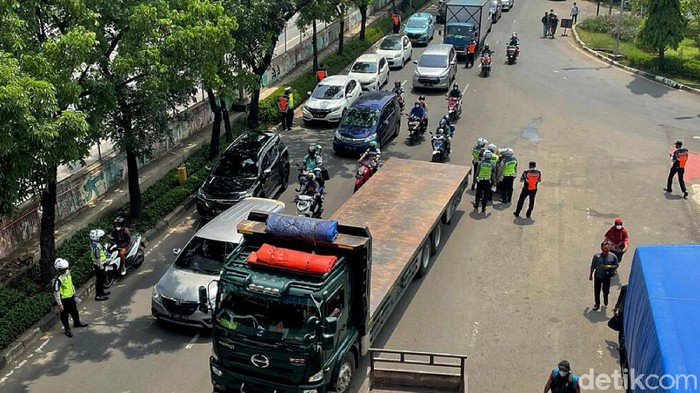 Puluhan kendaraan angkutan barang terjaring Operasi Lintas Jaya 2021 di Kampung Rambutan. Akibatnya, kendaraan-kendaraan itu pun ditilang.