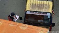Sejumlah kendaraan yang kedapatan tak memiliki surat-surat kendaraan serta angkutan barang yang tak layak jalan sehingga membahayakan penumpang serta pengguna jalan lainnya ditilang petugas saat menggelar Operasi Lintas Jaya 2021 di kawasan Kampung Rambutan.