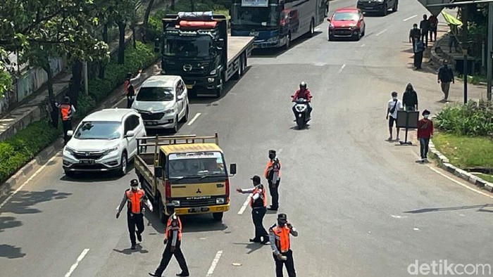 Puluhan kendaraan angkutan barang terjaring Operasi Lintas Jaya 2021 di Kampung Rambutan. Akibatnya, kendaraan-kendaraan itu pun ditilang.