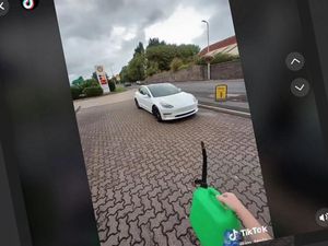 Viral! Pengemudi Tesla Ejek Pengendara Lain yang Antre BBM di Pom Bensin