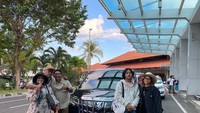 Seperti momen mereka saat pergi berlibur ke Bali beberapa waktu lalu. Namun, saat liburan di sana ia dan keluarga justru terkena tipu oleh agen travel. Foto: Instagram @king_uyakuya