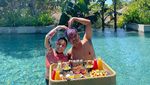 Momen Seru Uya Kuya dan Keluarga Saat Floating Breakfast dan Makan Steak