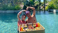 Uya Kuya dan istrinya Astrid pernah membagikan momen makan romantis. Saat keduannya menikmati floating breakfast di salah satu resort. Foto: Instagram @king_uyakuya
