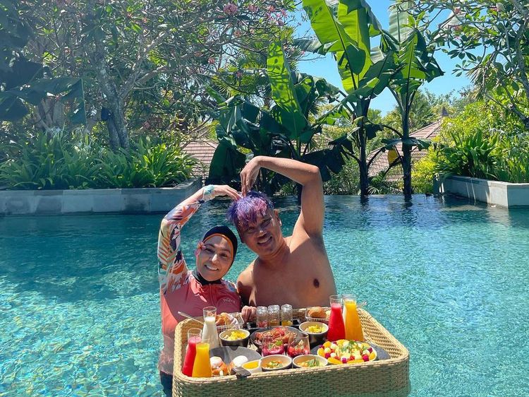 Momen Seru Uya Kuya dan Keluarga Saat Floating Breakfast dan Makan Steak