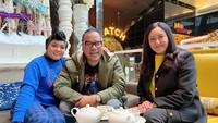Momen Uya Kuya dan istri saat minum teh bersama Atiek Nur Wahyuni, Direktur Utama (CEO) Trans Media juga menarik perhatian. Ketiganya tampak akrab bersama. Foto: Instagram @king_uyakuya