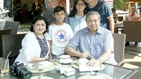 Uya dan keluarga ternyata pernah berfoto dengan mantan Presiden RI Bambang Susilo Yudhoyono dan mendiam Ibu Ani Yudhoyono di sebuah restoran. Foto: Instagram @king_uyakuya