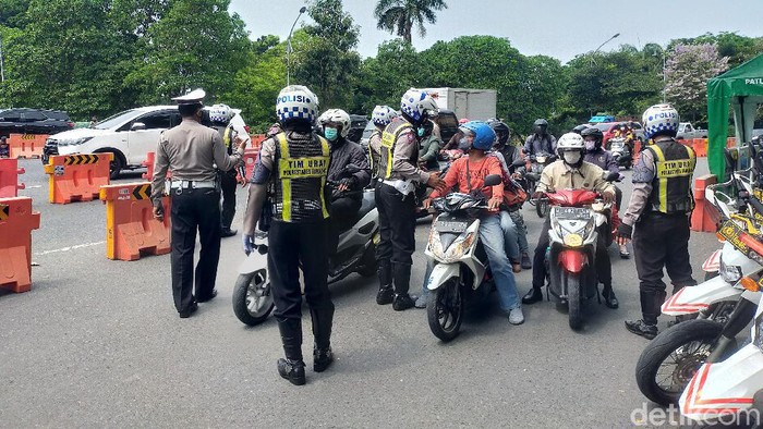 Forkompinda Kota Surabaya terus melakukan percepatan vaksinasi di Kota Surabaya. Terbaru percepatan vaksinasi dilakukan Bundaran Cito.