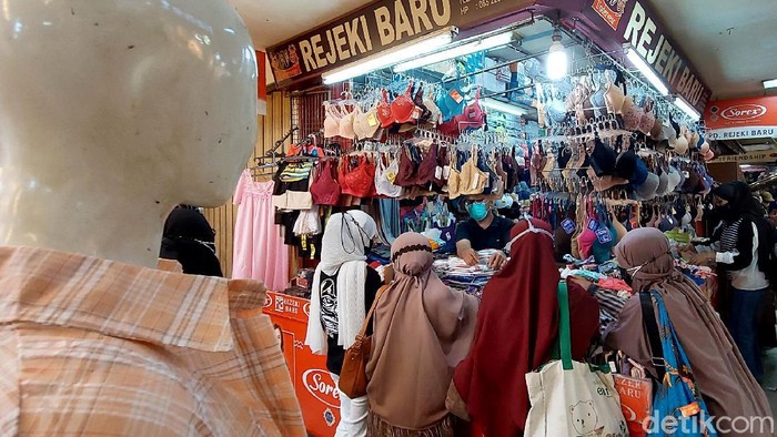 Pembahasan soal hukum perempuan mengenakan bra viral di media sosial. Meski begitu, pedagang di Bandung mengatakan sejauh ini penjualan BH masih normal.