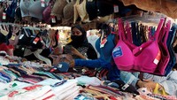 Pedagang di pasar itu mengatakan penjualan BH di Pasar Baru masih normal dan tidak ada pengaruh terkait isu fatwa haram soal bra.