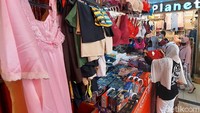 Menurut para pedagang kalaupun ada toko yang sepi penyebabnya karena kunjungan warga ke Pasar Baru Bandung baru merangkak naik.