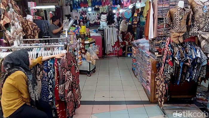 Viral Fatwa Haram Soal Bra, Penjualan BH di Bandung Masih Normal Pembahasan soal hukum perempuan mengenakan bra viral di media sosial. Meski begitu, pedagang di Bandung mengatakan sejauh ini penjualan BH masih normal.