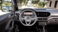 Ini penampakan dari kokpit Volkswagen T-Cross. Foto: Ingo Barenschee/Volkswagen
