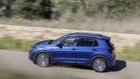 Mobil berpenggerak roda depan ini punya beberapa opsi mesin. Tapi yang terdaftar dalam Permendagri No.40 Tahun 2021 ialah 1.0 TSI. Foto: Ingo Barenschee/Volkswagen