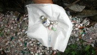 Sejumlah sampah botol injeksi bekas berserakan di Jalan Karya Sosial, Pontianak, Kalimantan Barat, Selasa (5/10/2021).