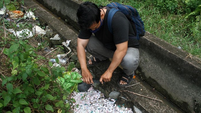 Ribuan limbah medis berupa botol injeksi dan jarum suntik berserakan di tepi jalan kawasan Pontianak. Belum diketahui asal muasal ribuan limbah medis tersebut.
