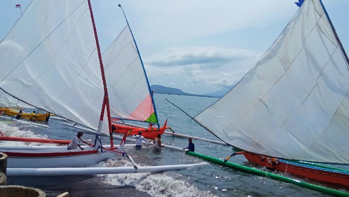 Warga Banyuwangi Gelar Lomba Perahu Layar dengan Membelah Selat Bali