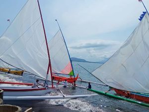 Tradisi Rebo Wekasan, Warga Gelar Lomba Perahu Layar dengan Membelah Selat Bali