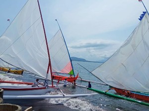 Tradisi Rebo Wekasan, Warga Gelar Lomba Perahu Layar dengan Membelah Selat Bali