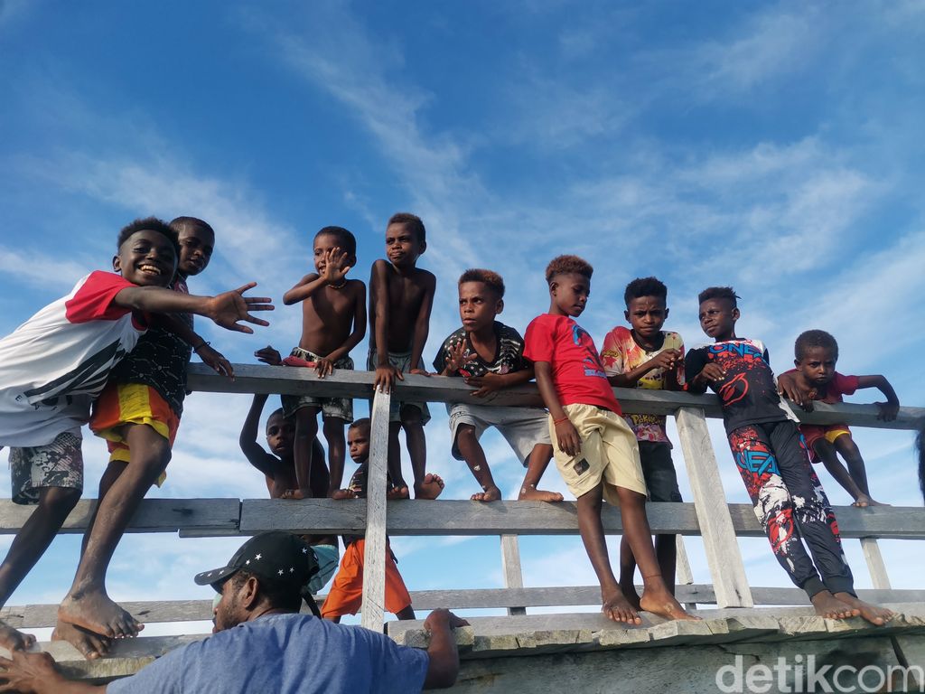 Warga di Isiren Papua