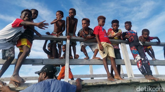 Warga di Iseren, Teluk Wondama, Papua Barat
